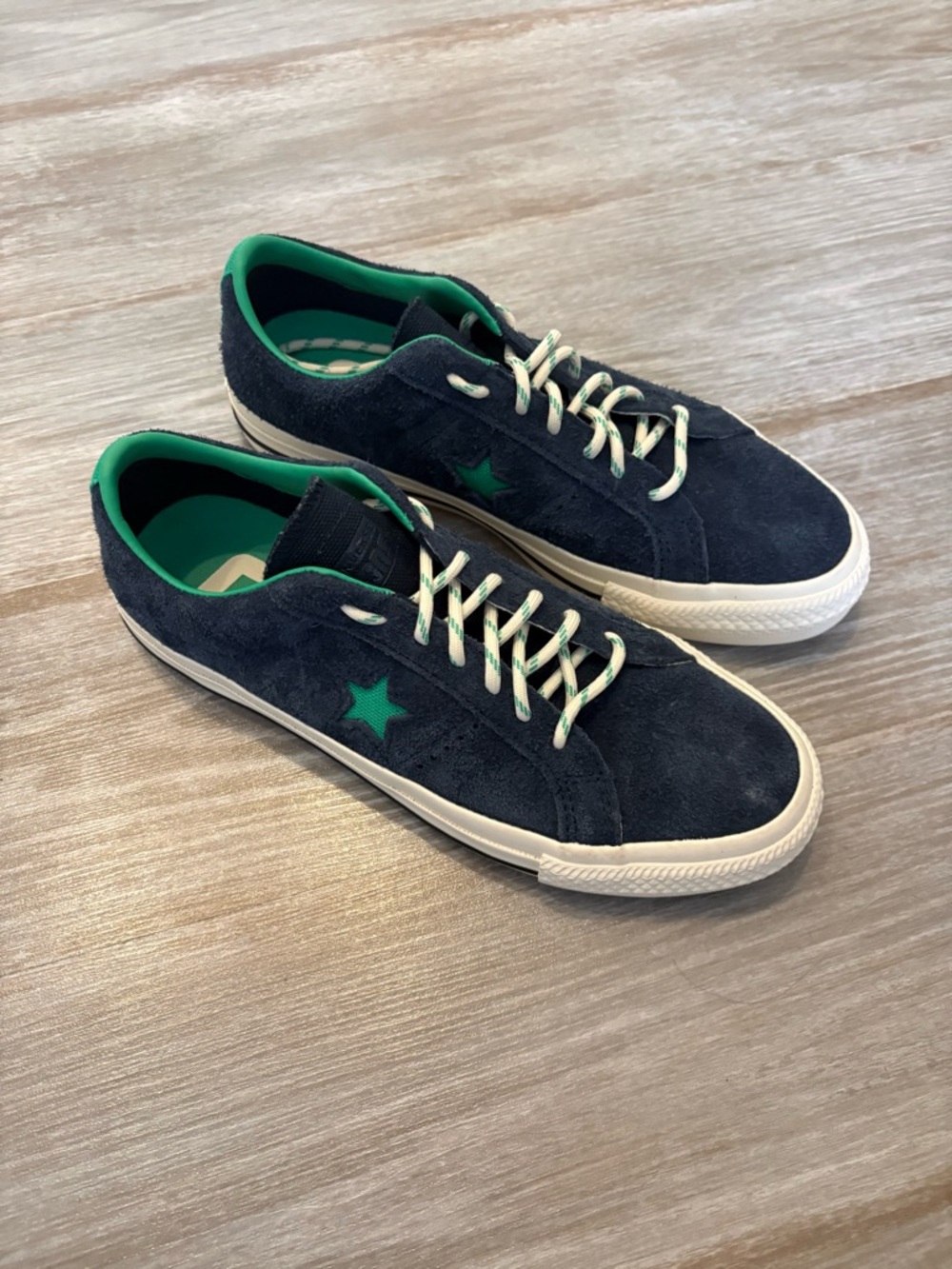 Unisex converse one star suede sneaker. Worn once